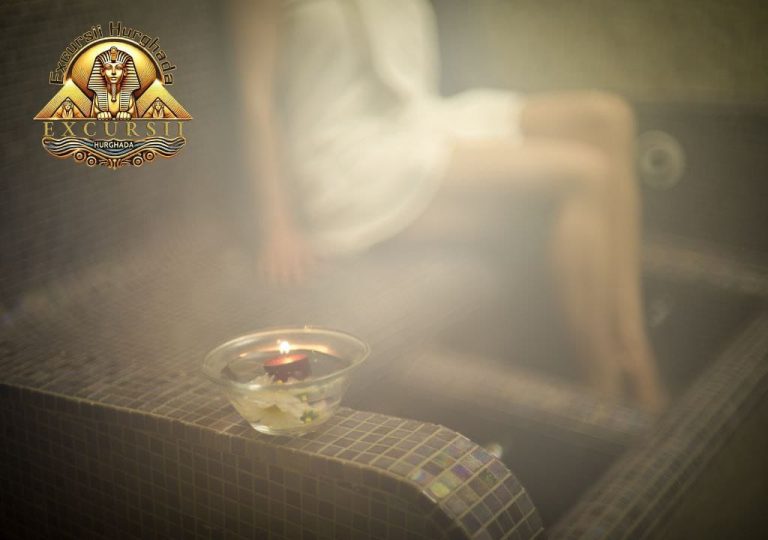 Saună elegantă cu lumânare aprinsă, pregătită pentru momentul de relaxare din programul de masaj Cleopatra în Hurghada.