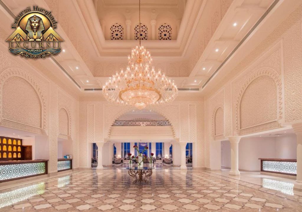 Hol spectaculos la Al Baron Palace Sahl Hasheesh, cu candelabru impunător, detalii orientale albe și recepție elegantă