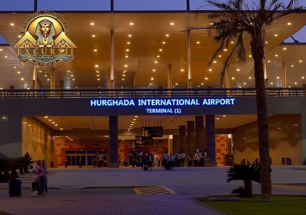 Intrarea principală a Aeroportului Internațional Hurghada, Terminalul 1, seara, cu pasageri și lumină caldă la nivelul plecărilor.