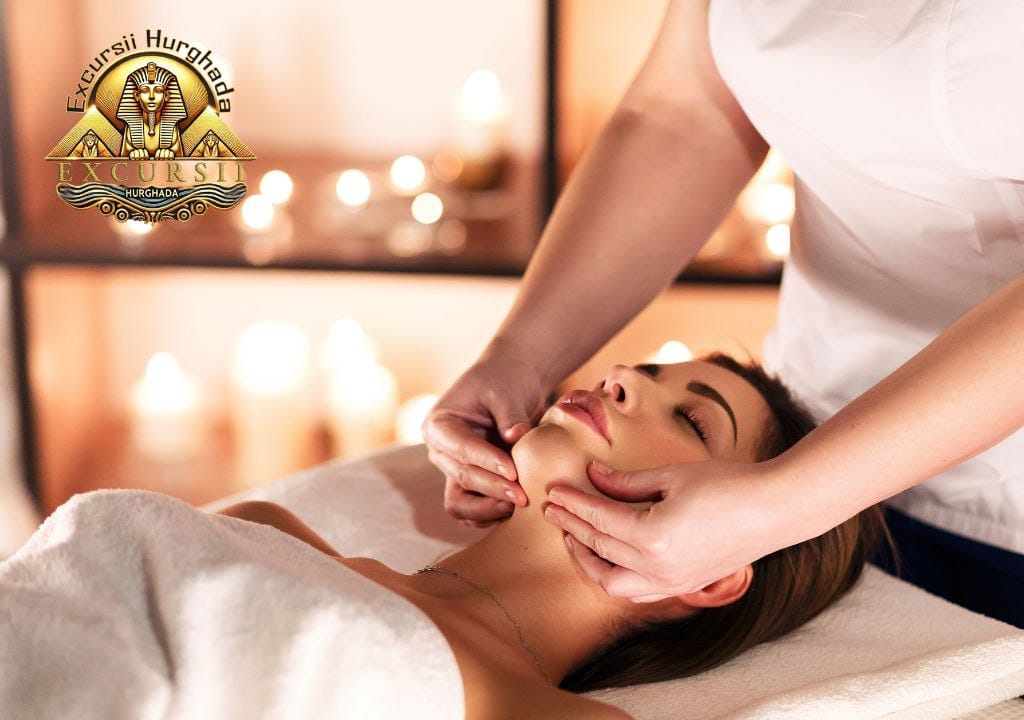 Femeie relaxată pe masa de spa, primind Choko Locko masaj în Hurghada, în lumină caldă de lumânări.