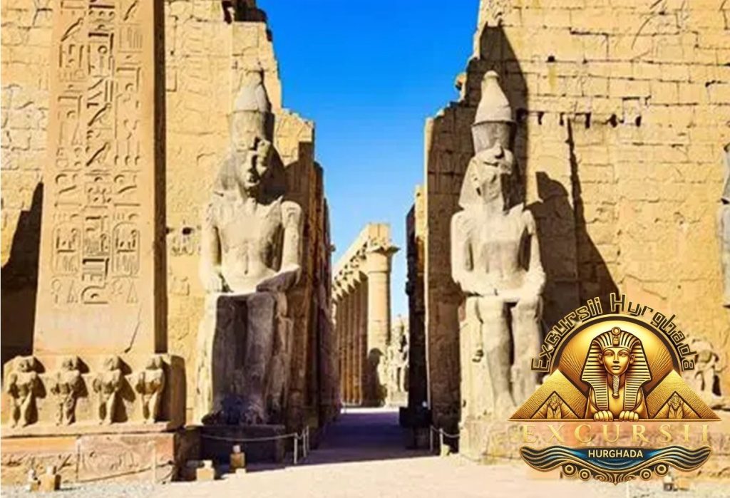 Statui colosale ale faraonului Ramses al II-lea la intrarea în Templul Luxor sub un cer senin.
