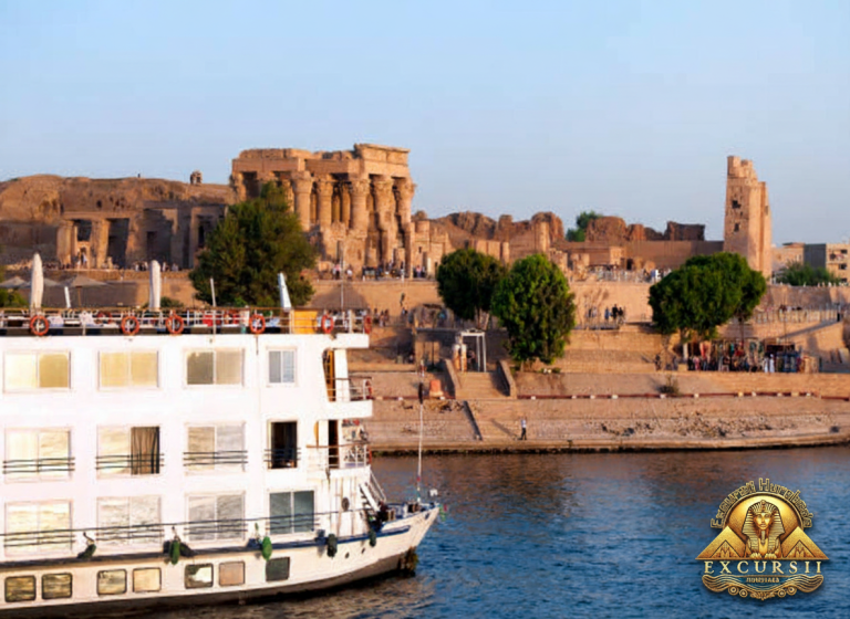 Vapor de lux navigând pe Fluviul Nil, cu priveliști de temple antice, palmieri și deșert în fundal, ideal pentru turism în Egipt.