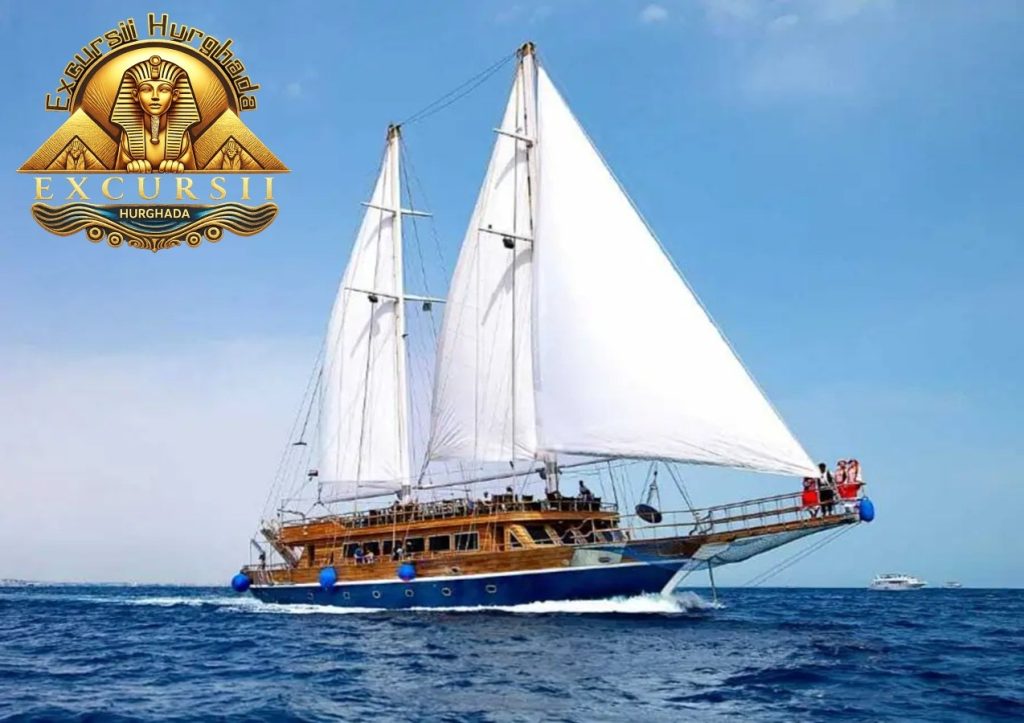 O ambarcațiune de lux din lemn navigând într-o excursie cu iahtul piraților în Hurghada, cu pânze albe desfășurate pe apele turcoaz.