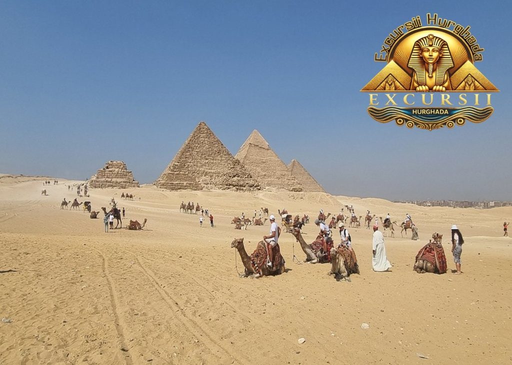 Turiști bucurându-se de o excursie de neuitat în Cairo pe platoul Giza, având piramidele în fundal.