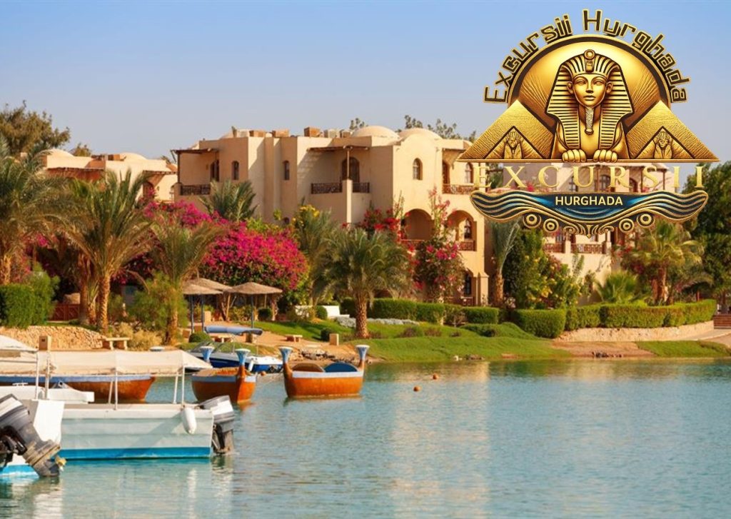 Peisaj pitoresc cu canale de apă și clădiri colorate în cadrul unei sesiuni de Excursie în Turul Orașului El Gouna.