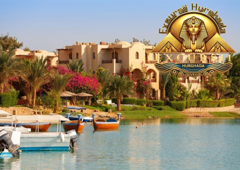 Peisaj pitoresc cu canale de apă și clădiri colorate în cadrul unei sesiuni de Excursie în Turul Orașului El Gouna.