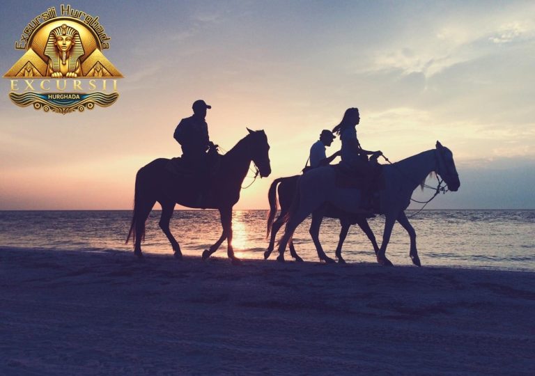 Călăreți pe plajă la apus, oferind o excursie de neuitat în șa pe malul mării în Hurghada.
