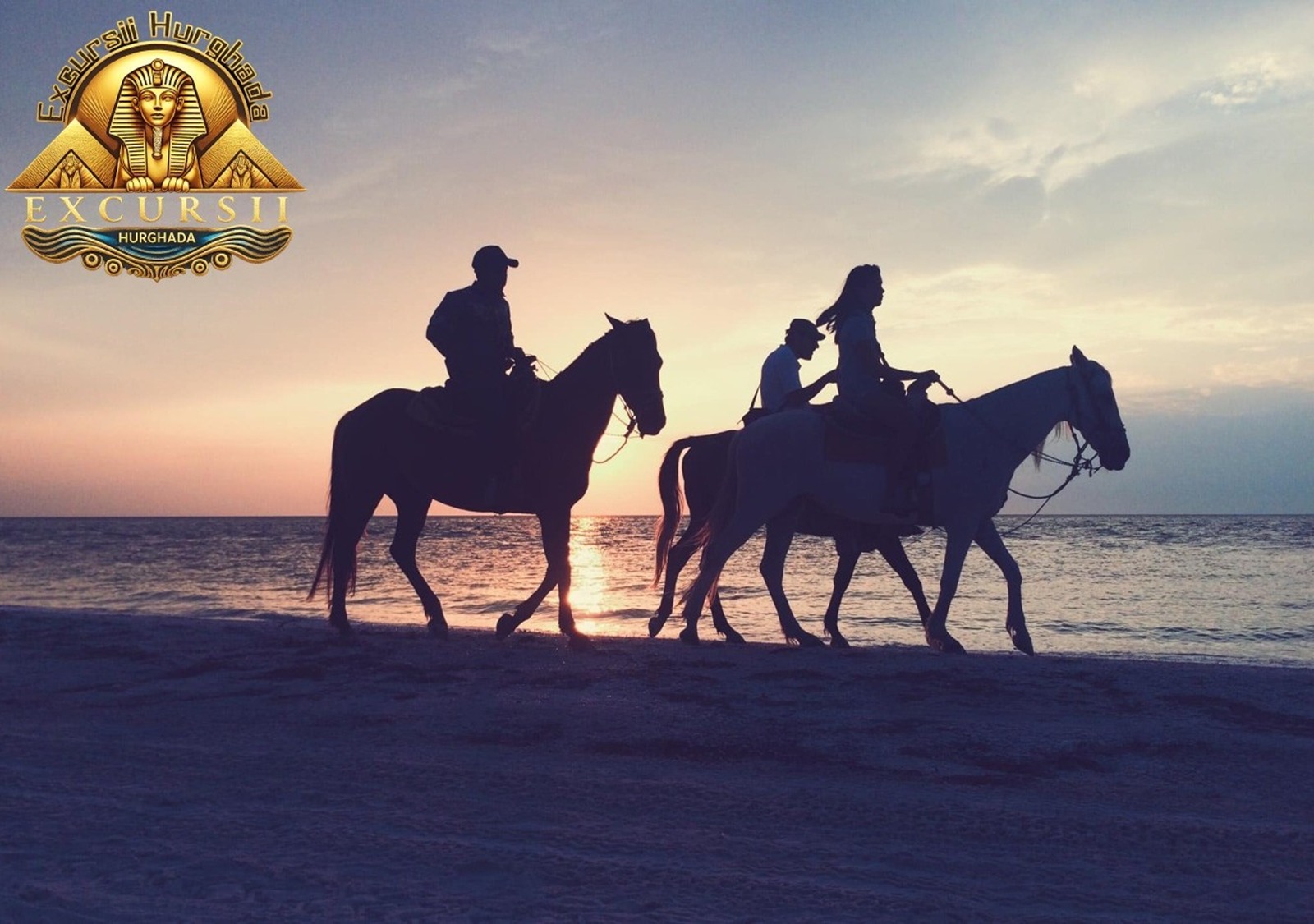 Călăreți pe plajă la apus, oferind o excursie de neuitat în șa pe malul mării în Hurghada.