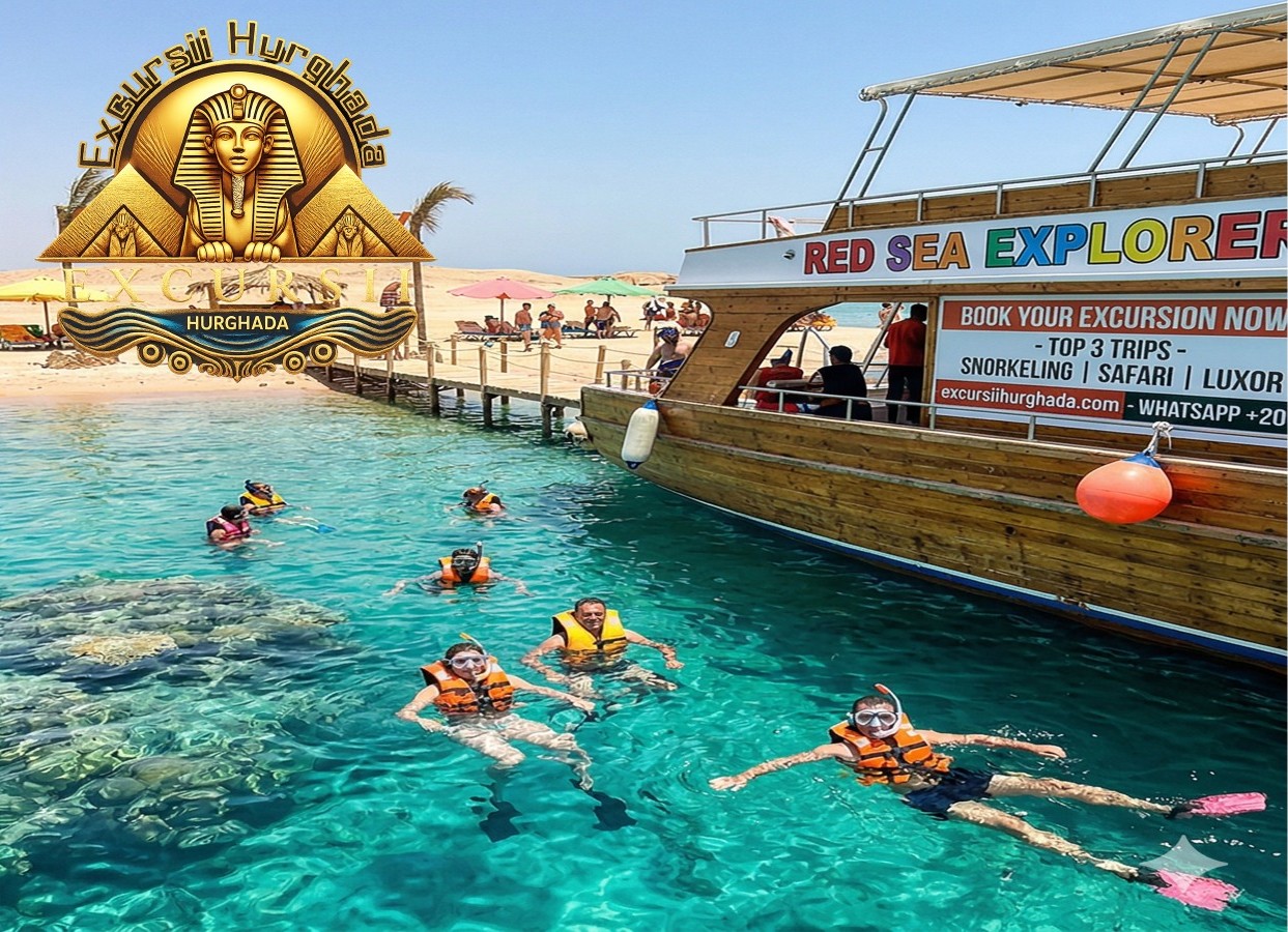 Turiști făcând snorkeling în Marea Roșie în cadrul Top 3 excursii în Hurghada.