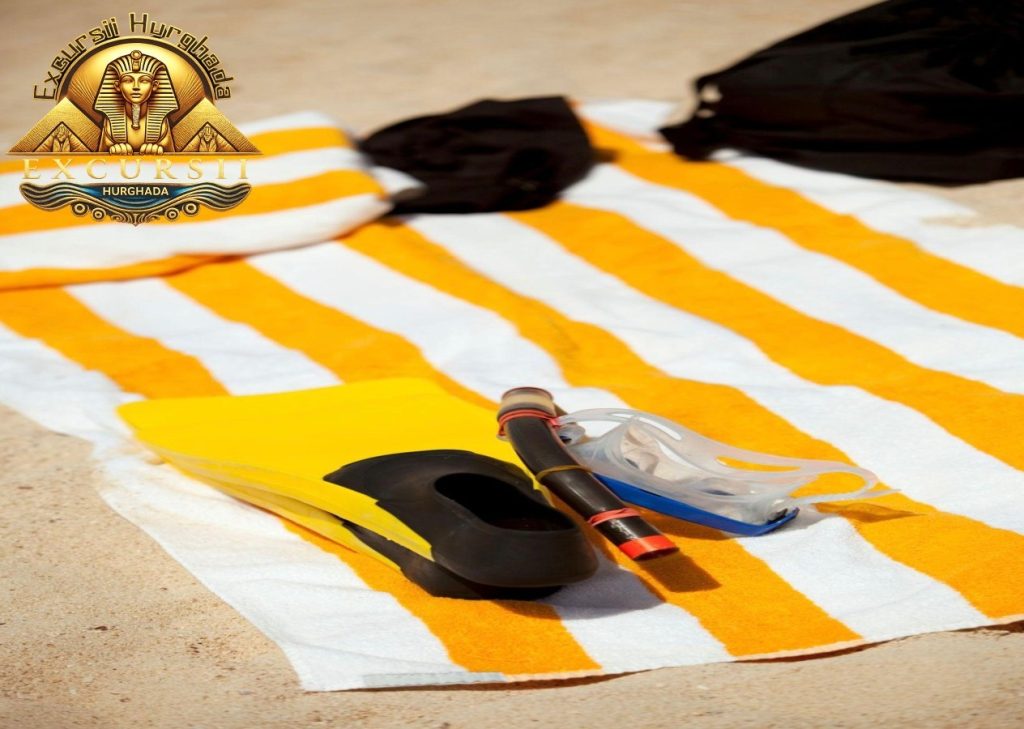 Ghid Echipament Snorkeling în Hurghada - mască, tub și labe de înot pe plajă.