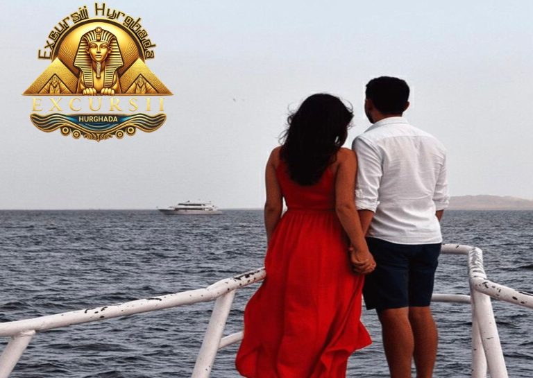 Cuplu pe puntea unui iaht privind marea in cadrul unor excursii romantice pentru cupluri in Hurghada
