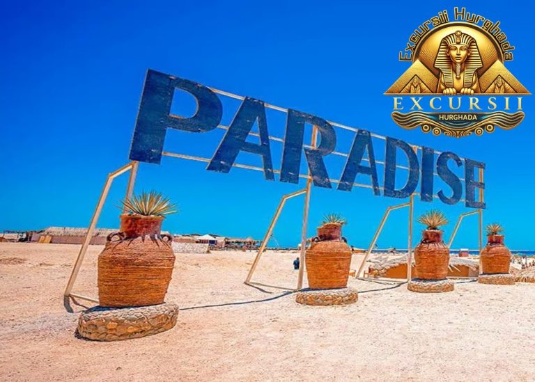 Plaja amenajată în Excursie Paradise Island Hurghada Rezervă Online la Cel Mai Bun Preț cu panoul decorativ din lemn și amfore pe nisip fin.