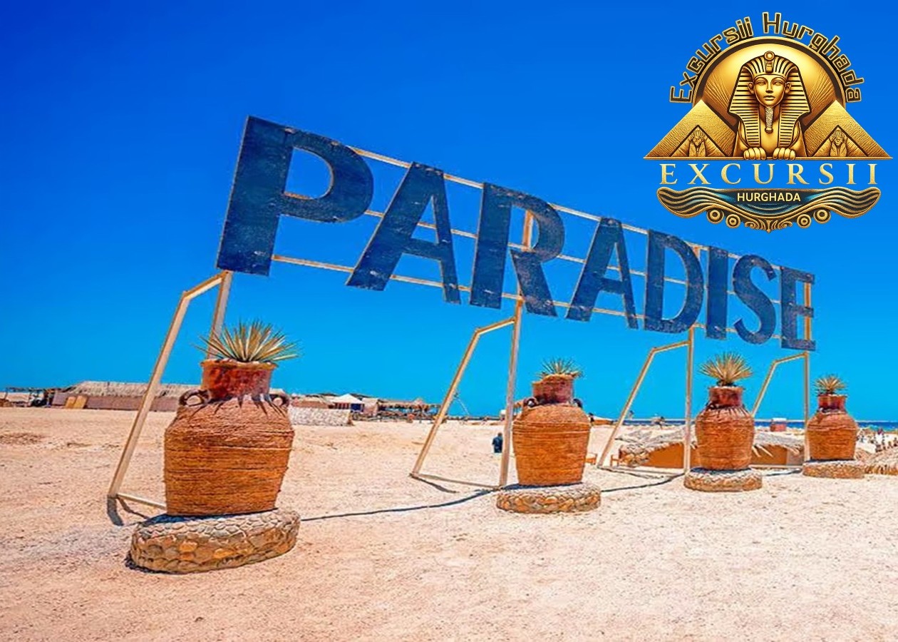 Plaja amenajată în Excursie Paradise Island Hurghada Rezervă Online la Cel Mai Bun Preț cu panoul decorativ din lemn și amfore pe nisip fin.