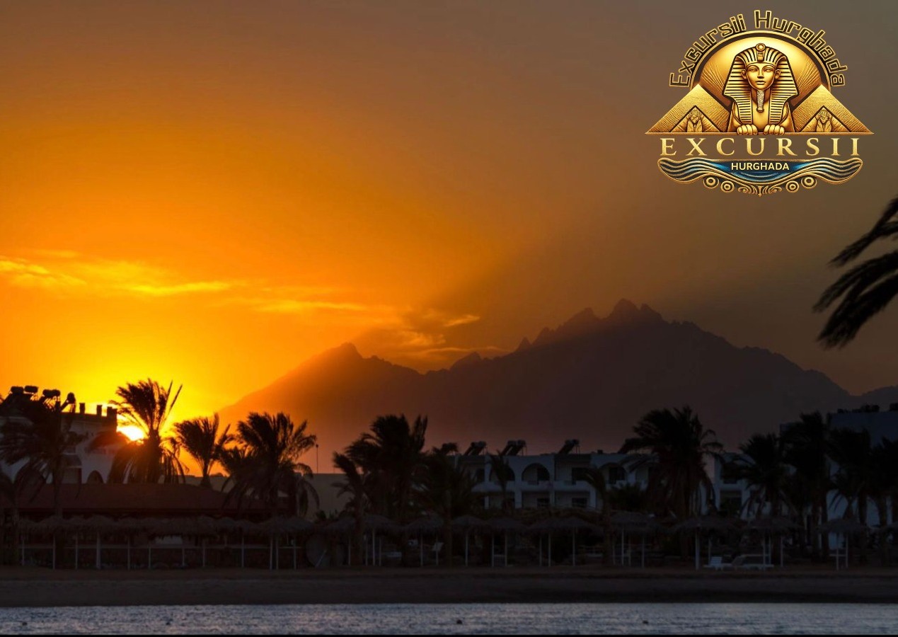 Imagine spectaculoasă cu soarele coborând peste munți, reprezentând top apusuri în Hurghada.
