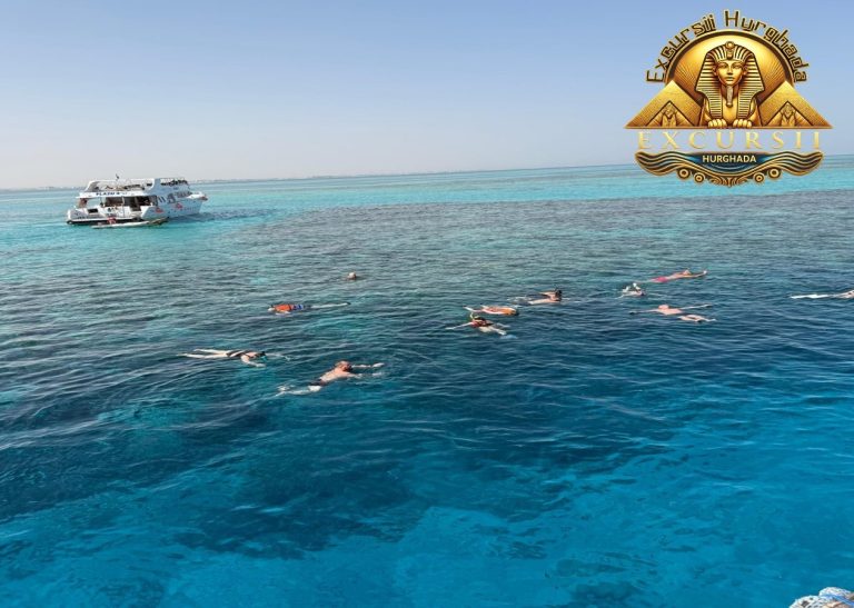 Turisti fac snorkeling in apele de un albastru turcoaz din Marea Rosie, ghidul Snorkeling Hurghada: Ghidul tău complet pentru 2026 – Locuri secrete și prețuri actualizate.