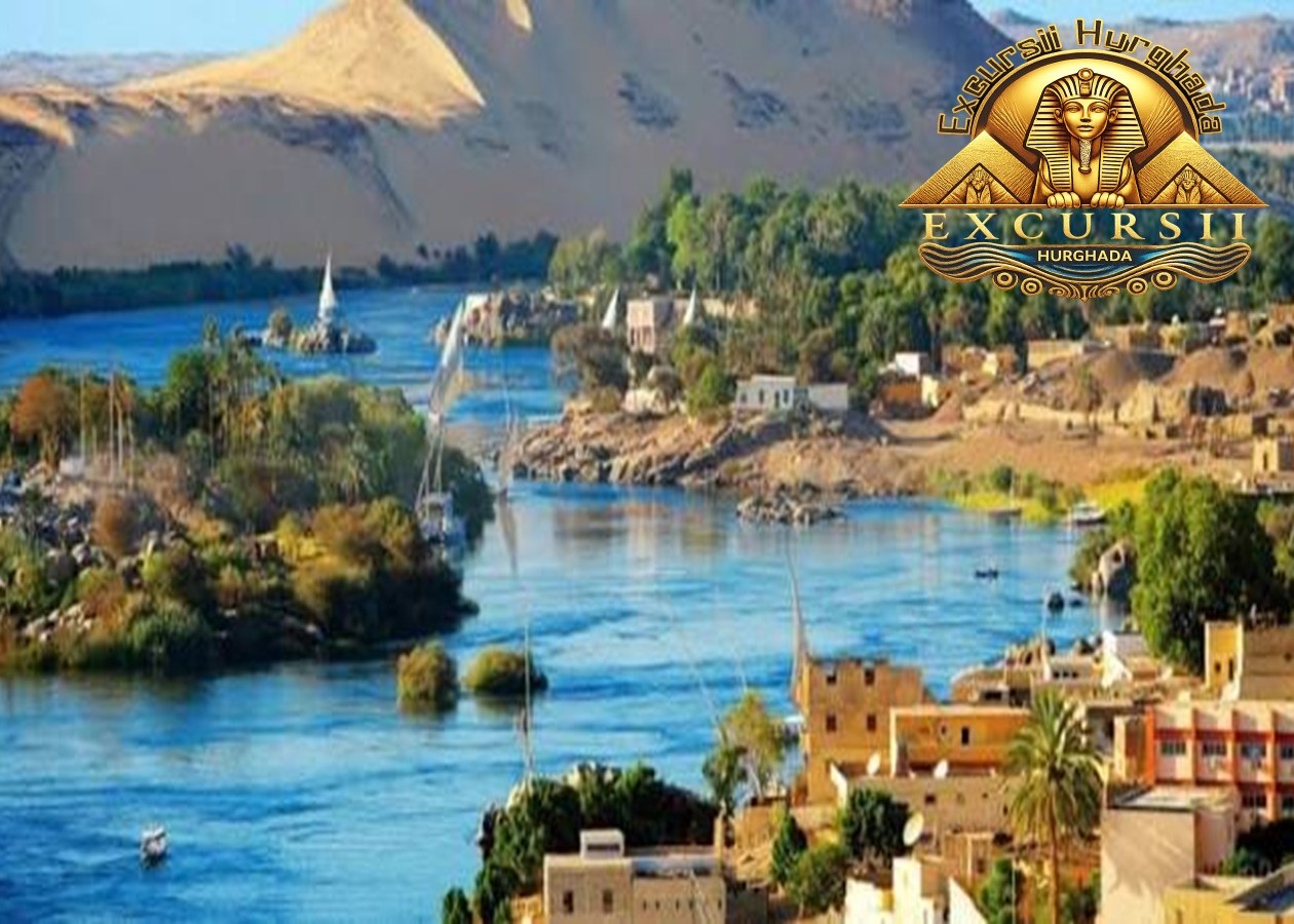 Excursie Aswan & Croazieră pe Nil din Hurghada – Vedere panoramică asupra fluviului Nil cu bărci tradiționale felucca și sate nubiene, sub sigla Excursii Hurghada.