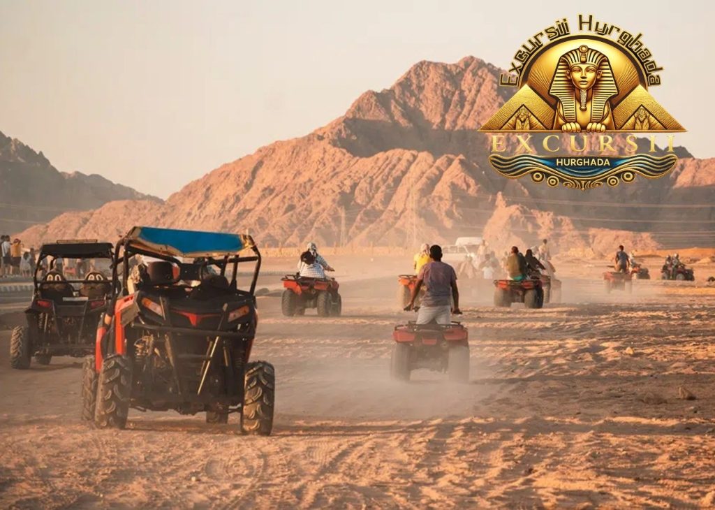 Grup de turiști în safari în deșert Hurghada conducând vehicule Quad ATV și buggy spre munții stâncoși la apus.