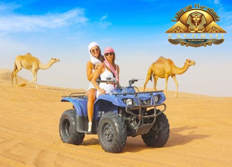 Două fete pe ATV albastru în deșert cu cămile pe fundal în Safari Hurghada: Quad, Jeep sau Cămilă – Care e Cel Mai Bun?