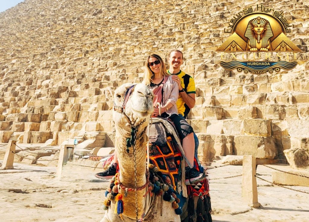 Cuplu zâmbitor pe cămilă în fața Piramidelor din Giza promovând Excursii Luxuriante în Hurghada