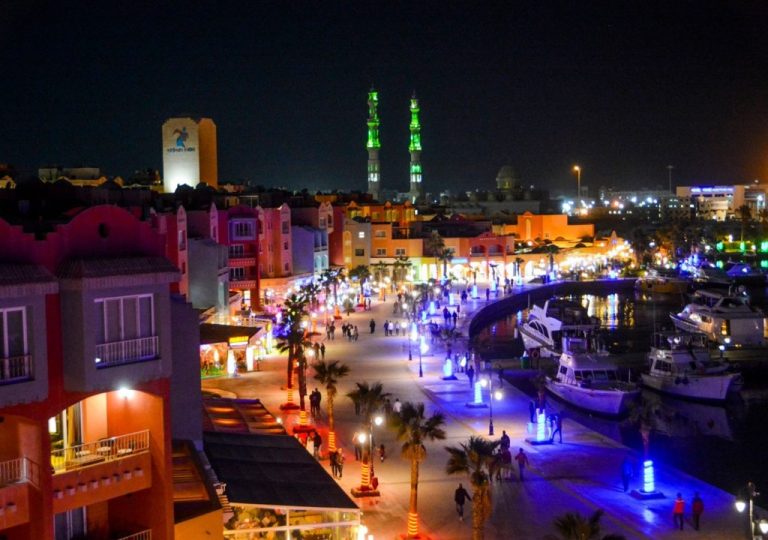 Vedere panoramică nocturnă cu Marina Hurghada, restaurante illuminate, yahturi și moscheea Al Mina