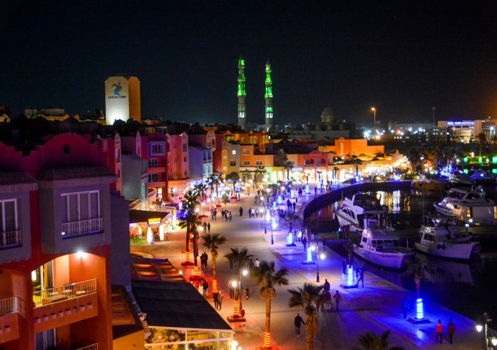 Vedere panoramică nocturnă cu Marina Hurghada, restaurante illuminate, yahturi și moscheea Al Mina
